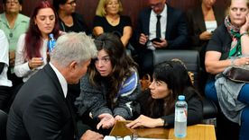Dalma y Gianinna Maradona junto al abogado Fernando Burlando en el juicio por la muerte de Diego.