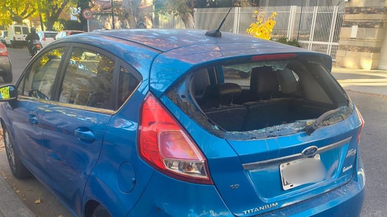 Así quedó el auto tras el intento de robo en la Quinta Sección.&nbsp;