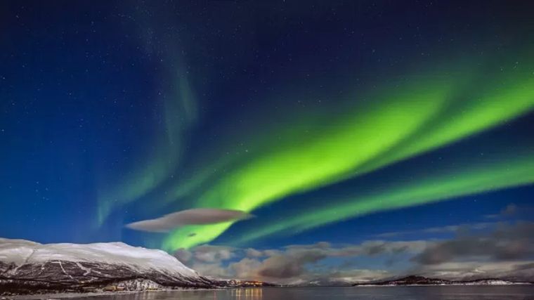 Impresionante aurora boreal aparece sobre el lago Tornetrask y el monte Nuolja en la Laponia sueca. Foto: GETTY IMAGES