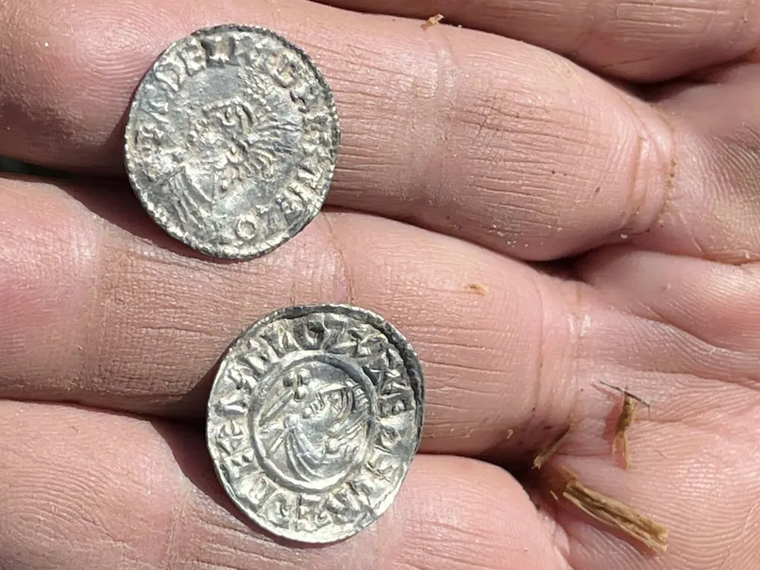 Los arqueólogos creen que las monedas enterradas en Noruega fueron ocultadas hacia el año 1050 y podrían seguir apareciendo más piezas en la zona. Los arqueólogos creen que las monedas enterradas en Noruega fueron ocultadas hacia el año 1050 y podrían seguir apareciendo más piezas en la zona.