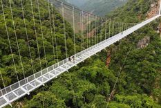 El puente de cristal de Vietman se eleva sobre un precipicio a 150 metros de altura. Foto: Foto: Nhac Nguyen - AFP