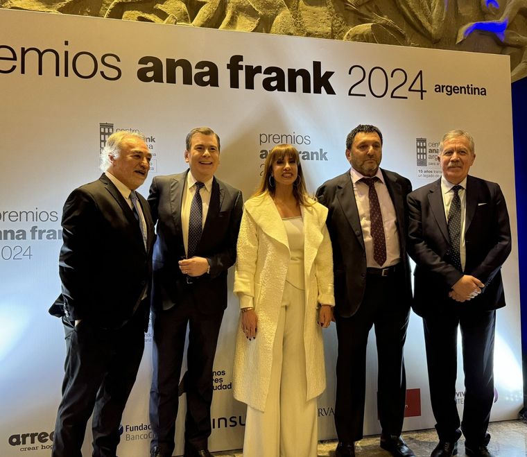Héctor Shalom, director del CAFA, junto al gobernador de Santiago del Estero, Gerardo Zamora y su esposa Claudia, elegantísima, en la entrega de los premios Ana Frank. Foto: X @gerardozamora