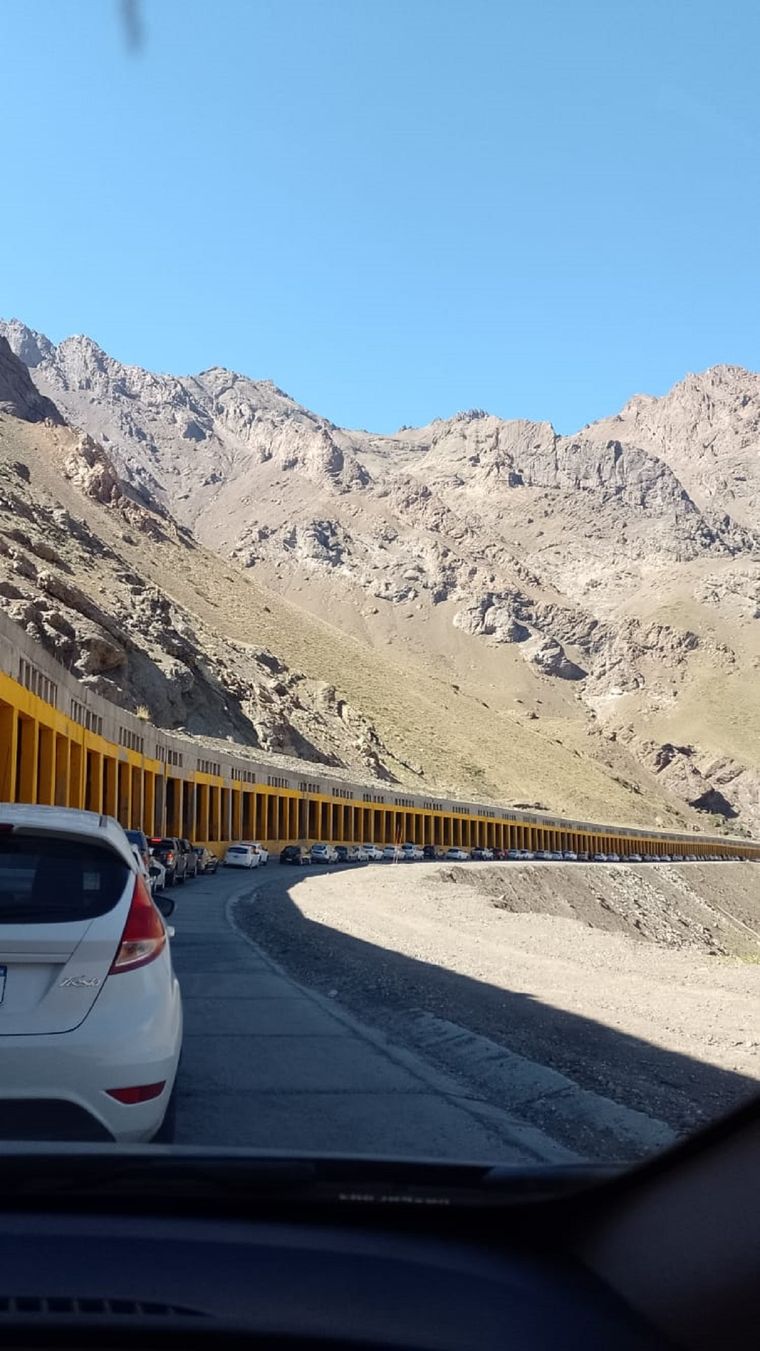 El Paso Cristo Redentor y un intenso movimiento durante la mañana de este sábado Foto: Gendarmería Nacional