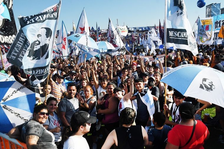 El acto se realizó en el Club Deportivo Morón en esa localidad bonaerense y aglomeró a miles de personas, mientras que otras miles se quedaron afuera
