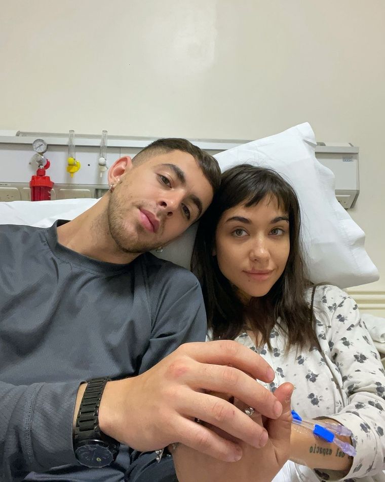 María Becerra junto a su pareja luego de ser hospitalizada. María Becerra junto a su pareja luego de ser hospitalizada.