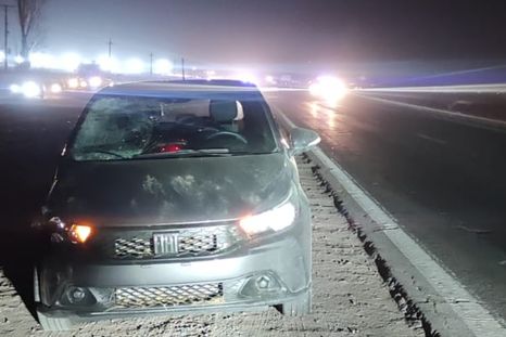 El Fiat Cronos que protagonizó el accidente en el Acceso Este.&nbsp;