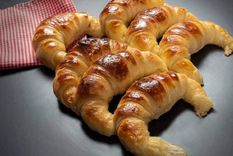 Cómo hacer unas deliciosas medialunas de manteca sin TACC (Shutterstock).