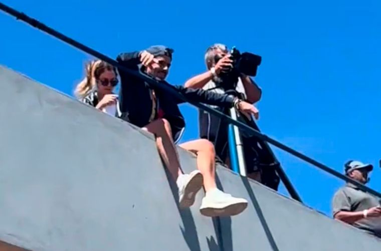 Mariano Closs festejó el campeonato de Colegiales en la tribuna. Foto: Captura @abiimarchesini