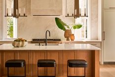 El objetivo de las preguntas que tenés que responder si pensás remodelar tu cocina es lograr un proceso de diseño más sencillo y que el resultado sea un espacio que se adapte a tu estilo de vida. Foto: Michael Blevins. Diseño de JLayton Interiors