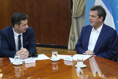 MDZol | El secretario de Comercio Interior, Matías Tombolini, y el ministro de Economía, Sergio Massa, llevan adelante el acuerdo de precios con las empresas de consumo masivo. Foto: Telam