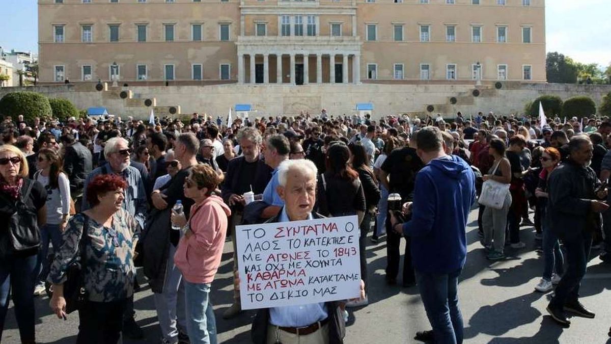 Grecia aprobó las jornadas laborales a 13 horas: sindicatos hablan de un "retroceso histórico"