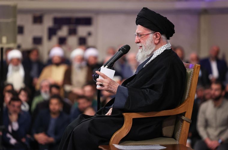 Ali Khamenei es el líder supremo de Irán. Ali Khamenei es el líder supremo de Irán.