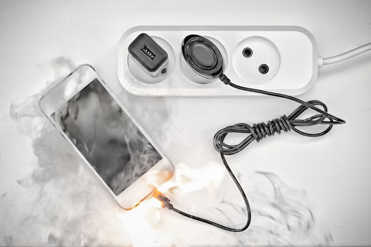 Apagar y dejar reposar el teléfono ayuda a reducir su temperatura. Apagar y dejar reposar el teléfono ayuda a reducir su temperatura.