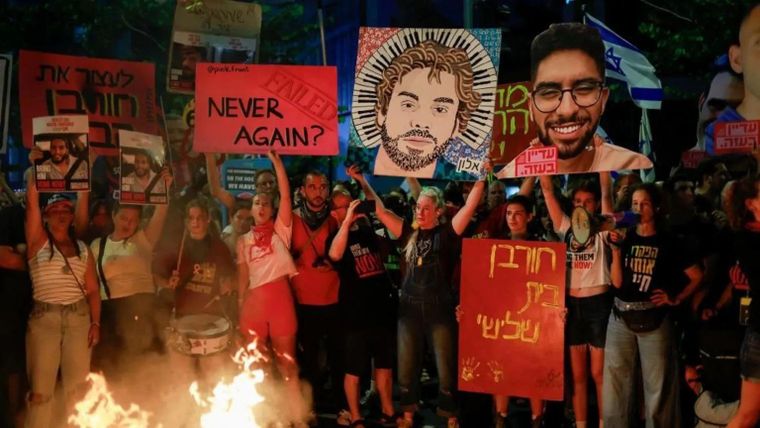 Multitudes de manifestantes se reunieron en Tel Aviv durante el fin de semana exigiendo la liberación inmediata de los rehenes.