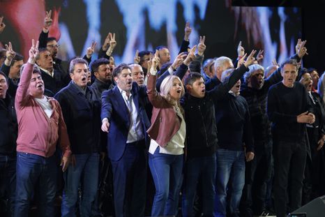 Axel Kicillof festejando con intendentes y los cacique de las tribus peronistas el triunfo del 7S Axel Kicillof festejando con intendentes y los cacique de las tribus peronistas el triunfo del 7S