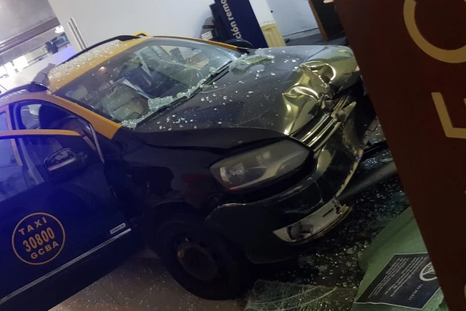 Taxi terminó dentro de un banco tras un choque Foto: NA