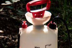 El herbicida casero necesita un recipiente con spray para su uso. Foto: Pixabay