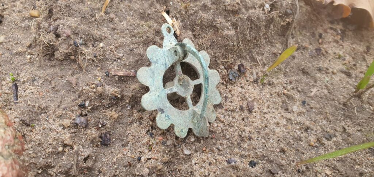 El descubrimiento se produjo en una zona vinculada a antiguas rutas comerciales, donde ya se habían encontrado objetos romanos y de otras culturas. El descubrimiento se produjo en una zona vinculada a antiguas rutas comerciales, donde ya se habían encontrado objetos romanos y de otras culturas.