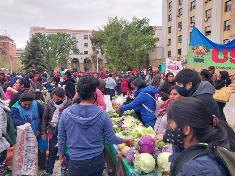 Diferentes organizaciones que nuclean a productores de rurales se manifestaron por el centro de Mendoza durante la mañana de este jueves. Foto: Twitter @USTierra