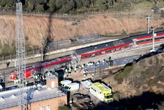 La nena escapó por la ventana del vagón y fue encontrada deambulando por la Guardia Civil. La nena escapó por la ventana del vagón y fue encontrada deambulando por la Guardia Civil.