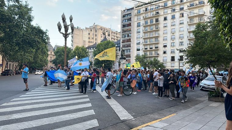 Simpatizantes de Milei marchan a los alrededores de la UBA Foto: MDZ
