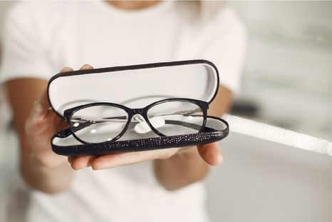 El trámite para obtener anteojos gratis con PAMI se gestiona directamente en la óptica. Foto: Archivo El trámite para obtener anteojos gratis con PAMI se gestiona directamente en la óptica. Foto: Archivo