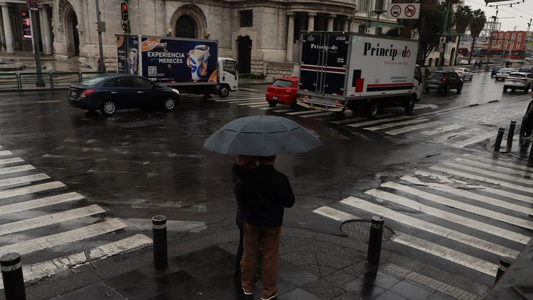 El frente frío 16 impulsará lluvias intensas y fuertes vientos a lo largo de varias regiones de México este jueves.