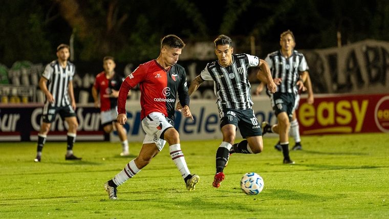 El Lobo y el Sabalero empatan 1-1 en el Parque General San Martín. Foto: @ColonOficial