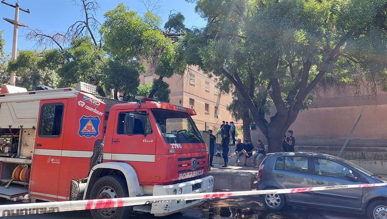 Los bomberos en el incendio. Foto: Rodrigo DAngelo / MDZ