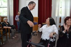 Homenaje Jorge Nanclares, Presidente de la Suprema Corte, entrega el reconocimiento a Laura Gil de Chales, primera mujer en desempeñarse como jueza en el fuero penal.