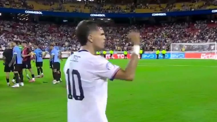 El momento en el que Pulisic le hace el gesto al juez del partido. Foto: Captura Video