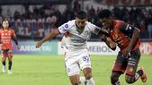 Ezequiel Herrera, defensor de San Lorenzo, encara ante la marca de un mediocampista de Deportivo Cuenca.&nbsp;
