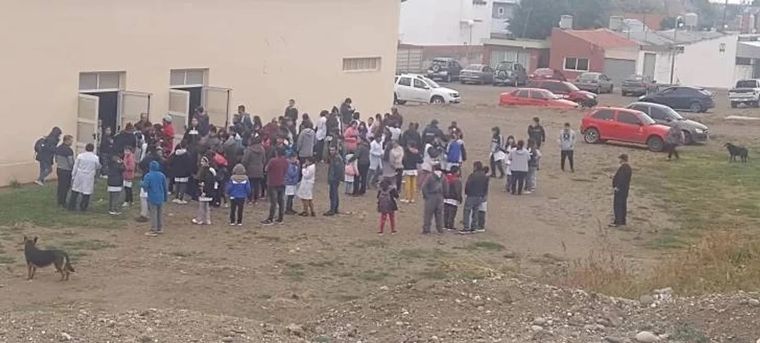 Los alumnos y los docentes debieron abandonar el recinto Foto: NA