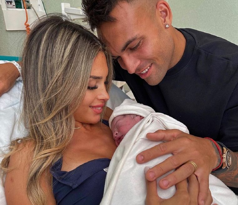 El delantero y la modelo le dieron la bienvenida a su nuevo hijo. Foto: Instagram: @lautaromartinez