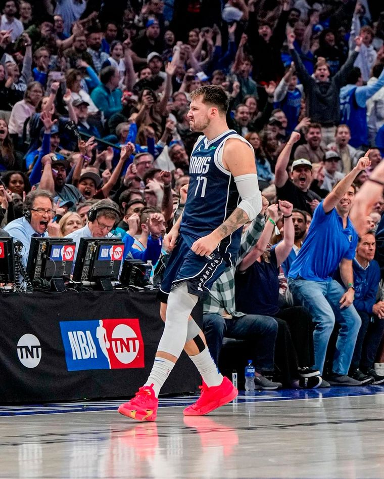 ¡Sufre, Dallas! Luka Doncic salió lesionado y no pudo continuar con su racha de triple-dobles Foto: @lukadoncic