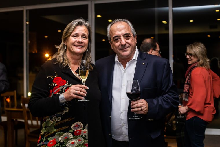 Patricia Ortiz, presidente de Bodegas de Argentina, junto al bodeguero y winemaker Walter Bressia.