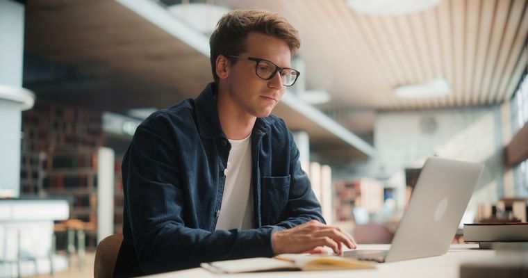 Programación, salud y logística lideran las opciones para quienes buscan trabajo estable después de los 30.