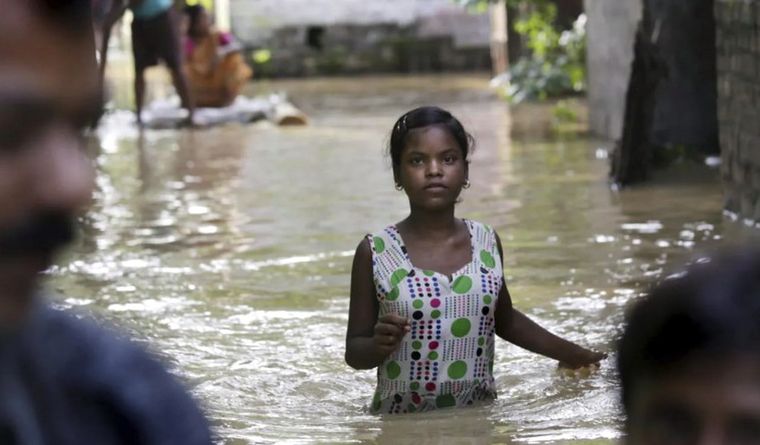 India vive una tragedia ocasionada por las fuertes lluvias. Foto Efe