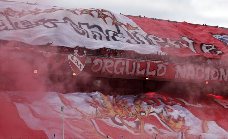Los hinchas del Rojo protagonizaron un tenso momento en el estadio. Foto: Fotobaires