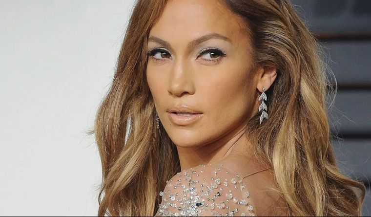Jennifer Lopez posa de espaldas y enciende la red Jennifer Lopez es una actriz, cantante, bailarina y empresaria estadounidense con raíces latinas. Foto: Jennifer Lopez / Instagram