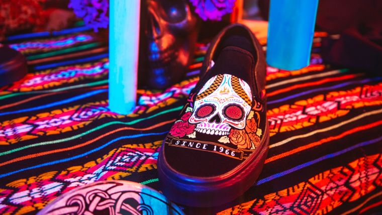 vans calzado Vans lanzó un modelo basado en la tradición mexicana del Día de Muertos. Foto: Noticias NRT México