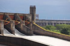 La central hidroeléctrica binacional abrió sus compuertas para garantizar la seguridad de la presa y la energía a Paraguay y Brasil Foto: itaipu.gov.py