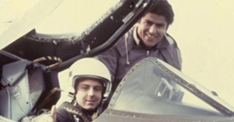 Alferez Guillermo Dellepiane y probablemente uno desus mecánicos