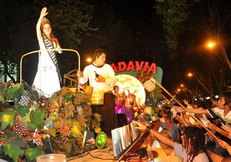 Las reinas recorrerán en sus carros las calles del microcentro. Foto: Pachy Reynoso / MDZ