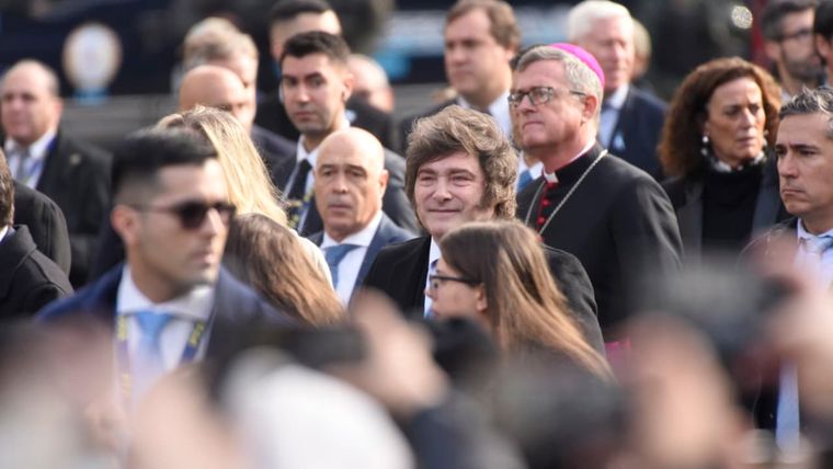 Javier Milei entonó las estrofas del Himno Nacional frente al Cabildo luego de la dura homilía de García Cuerva. Javier Milei entonó las estrofas del Himno Nacional frente al Cabildo luego de la dura homilía de García Cuerva.