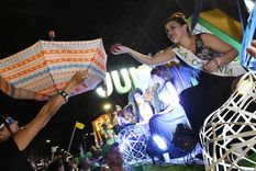 Los paraguar no se utilizaron para la lluvia pero sí para recibir frutas y regalos de las reinas. Foto: Marcos Garcia/MDZ