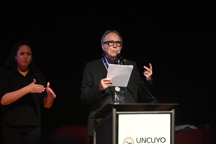 Serrat hizo un fuerte llamado a defender la Democracia. Serrat hizo un fuerte llamado a defender la Democracia.