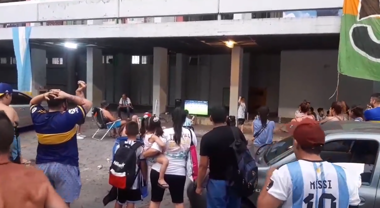 Un colectivo detuvo el micro para que los pasajeros vieran los penales