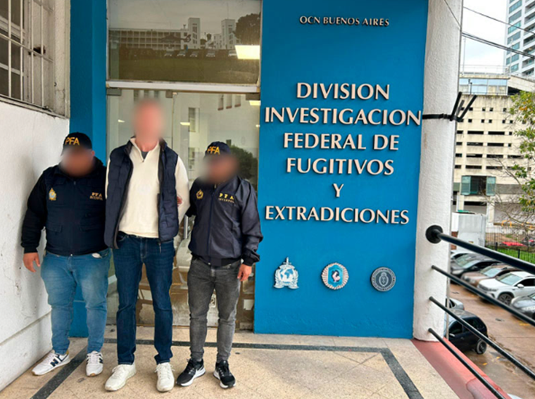 El sujeto se encontraba sentenciado a la pena de 11 años y 7 meses de prisión en Noruega, pero se dio a la fuga. El sujeto se encontraba sentenciado a la pena de 11 años y 7 meses de prisión en Noruega, pero se dio a la fuga.