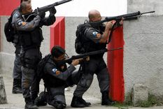La Policía de Río de Janeiro, Brasil, mató casi 120 personas en la favela. Foto Efe